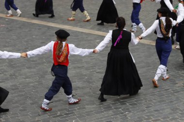 Bask halk dansı gösterisi