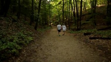 İnsanların ormanda hiking