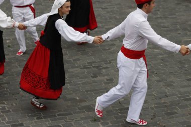 Bask halk dansı gösterisi