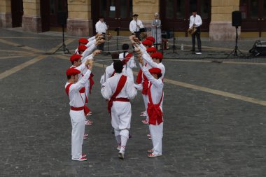 Bask halk dansı gösterisi