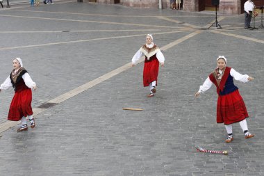 Bask halk dansı gösterisi