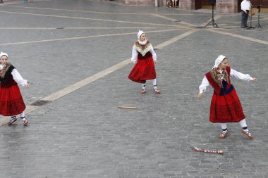 Bask halk dansı gösterisi