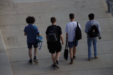 Açık havada yürüyorum.