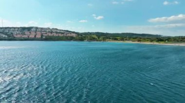 İHA Ege Denizi üzerinde kıyıya doğru uçuyor.