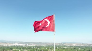Güneşli bir günde Türk Bayrağının Dalgalanışının İnsansız Hava Aracı Görüntüsü