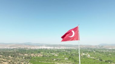 Güneşli bir günde Türk Bayrağının Dalgalanışının İnsansız Hava Aracı Görüntüsü