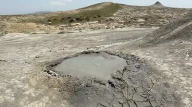 Bakü, Azerbaycan 'da kaynayan volkanik kil 