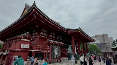 TOKYO, JAPONYAN 20 Mayıs 2025: Asakusa 'daki Sensoji Tapınağı' nda yürüyen ziyaretçiler, Tokyos 'un en eski Budist tapınağı ve büyük bir kültürel dönüm noktası.