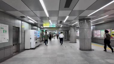 TOKYO, JAPAN 20 Mayıs 2025: Hafta içi ulaşımı sırasında Tokyo metro istasyonunda yürümek, Japonların verimli toplu taşımacılık ve kentsel akışı göstermektedir.