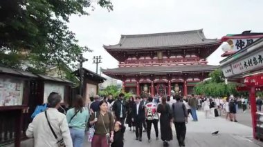 TOKYO, JAPONYAN 20 Mayıs 2025: Asakusa 'daki Sensoji Tapınağı' nda yürüyen ziyaretçiler, Tokyos 'un en eski Budist tapınağı ve büyük bir kültürel dönüm noktası.