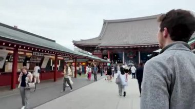 TOKYO, JAPONYAN 20 Mayıs 2025: Asakusa 'daki Sensoji Tapınağı' nda yürüyen ziyaretçiler, Tokyos 'un en eski Budist tapınağı ve büyük bir kültürel dönüm noktası.