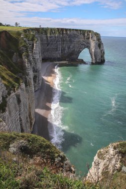 Aiguille Etretat cliff deniz tarafında ve onun güzel kireçtaşı kayalıklarla