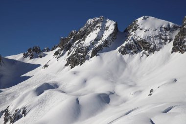 St. Anton kayak merkezi yakınlarındaki Alp dağlarının kış manzarası, Tyrolean Alps, Arlberg, Avusturya