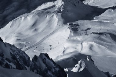 St. Anton kayak merkezi yakınlarındaki Alp dağlarının kış manzarası, Tyrolean Alps, Arlberg, Avusturya