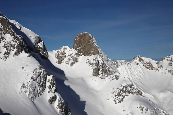 Paesaggio Invernale Delle Cime Innevate Alpine Vicino Alla Stazione Sciistica Fotografia Stock