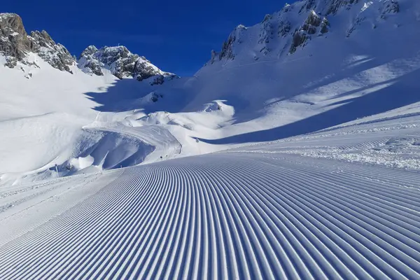 奥地利阿尔堡提洛林阿尔卑斯山圣安东滑雪胜地 整洁整洁的空荡荡的滑雪街 图库图片