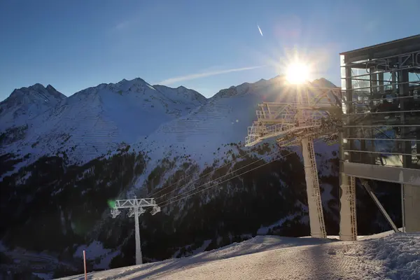 奥地利阿尔堡蒂罗利阿尔卑斯圣安东斯基度假胜地附近高山雪峰的冬季景观 图库图片