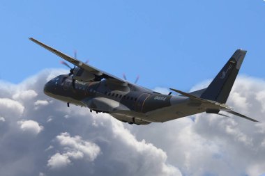 Ostrava NATO günleri, CZECH REPUBLIC - 16 Eylül 2023: Çek nakliye uçağı CASA C-295 CASA C-290 Czech hava üssünden kalkış sırasında