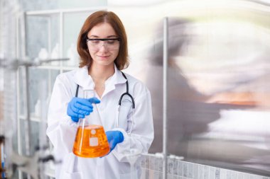 Genç kadın bilim adamları laboratuvarda test tüpleriyle kimyasalları araştırıp test ediyorlar. öğrenci tıp bilimi deney analizi biyoteknoloji.