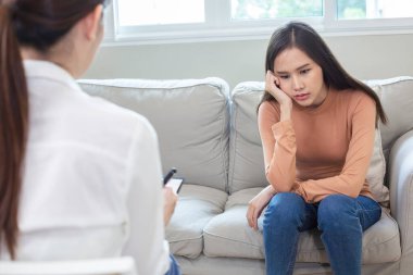 Kadınların zihinsel semptomları ve depresyonu vardır. Hastalığını tedavi etmek için psikiyatristle tanış. Hasta depresyonu kadın terapisi tedavisi.