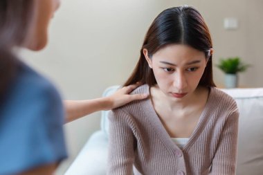 Kadınların zihinsel semptomları ve depresyonu vardır. Hastalığını tedavi etmek için psikiyatristle tanış. Mutsuz stres tedavisi.