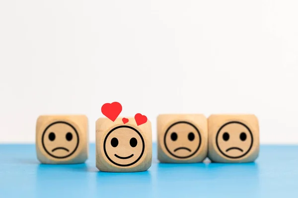 选择具有快乐情感图标的木制立方体块 从企业中挑选的人员 满意度调查呈阳性 对商业概念的评级和排序 — 图库照片