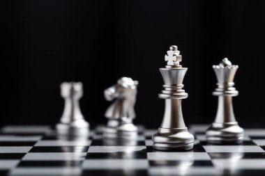 Satranç oyunu stratejik iş liderliği başarılı takım çalışması. İş lideri konsepti. strateji meydan okuma işi başarılı.