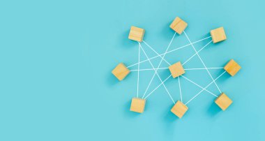Ağ konsepti. Tahta küplerin iletişim ağı mavi arka plan. Takım çalışması yönetim kuruluşu. mavi pankart kopyalama alanı. 