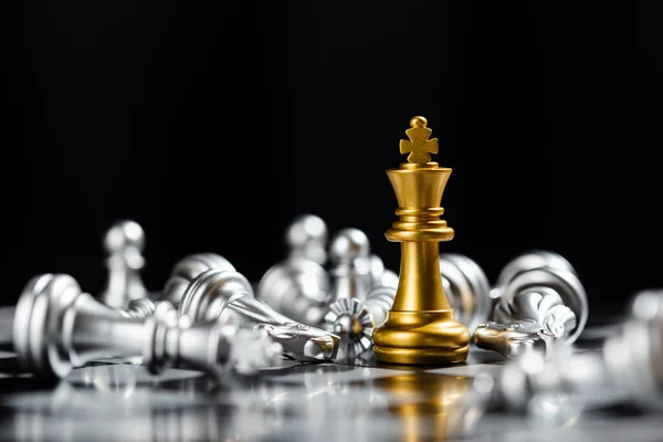 チェスゲーム金の王は 銀のチェスチームの中で際立っています チェスゲーム戦略的ビジネスリーダーシップ成功したチームワーク ビジネスリーダーの概念です 成功のための戦略的挑戦ビジネス ロイヤリティフリーのストック画像