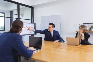 Başlangıç olarak bir grup iş adamı takım çalışması projesi. Yöneticiler ofiste toplanıyor..