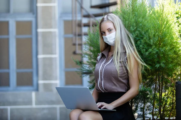 ラップトップを使用しているビジネスマンは 病気のパンデミックの間にマスクを着用し 鼻や口から体内に入る可能性のあるほこりを防ぐために — ストック写真