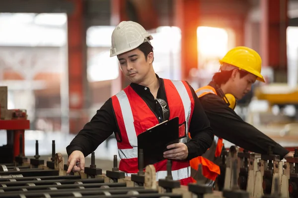 Csapatmunkás Mérnökök Ellenőrzik Vasgyártást Gyárban Foreman Nehéz Ipari Munkahely — Stock Fotó