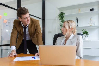 Başlangıç olarak bir grup iş adamı takım çalışması projesi. Müdür Muhtelif Kurumsal toplantı ve konuşma Ofiste personeli tanıtmak.