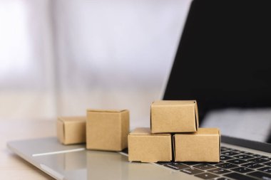 Lojistik ithalat, ihracat konsepti. Karton kutu bilgisayar bilgisayarı. Süpermarketten eve teslimat servisi, finans ticareti. ürün paket taşımacılığı.