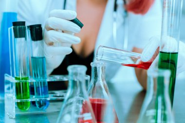 Test tüpleri kimyasal analiz, araştırma ve test kimyasalları laboratuvar tüpleri ile seçici odak kapatın.