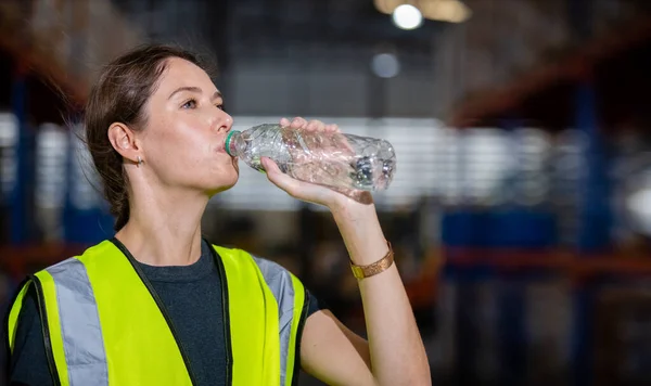 Wanita Insinyur Minum Air Dari Botol Plastik Setelah Bekerja Pabrik — Stok Foto