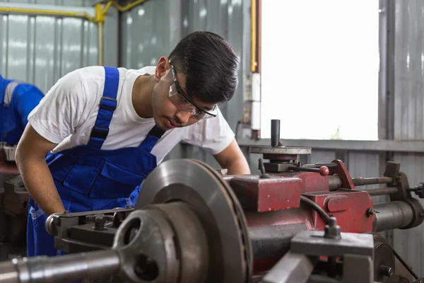 Asiatiska Manliga Arbetare Bromsar Skivkvarnen Reparations Och Underhållstjänster Reparationscenter För — Stockfoto