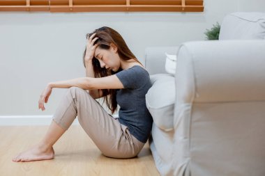 Depresyonda olan bir kadın yalnız oturuyor. Dizlerini kucaklayan depresif bir kadın. mutsuz duygu.