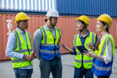 Mühendis, teknisyen, ustabaşı ve ortak kargo konteynır bölgesinde kaskı takıyor, işçi başarısı, konteynır geçmişi.