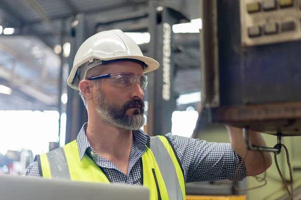 Інженер Промислової Людини Який Носить Уніформу Шолом Використовуючи Ноутбук Контрольною — стокове фото