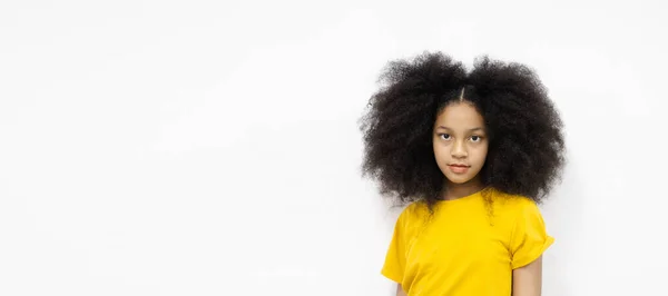 Afro Saçlı Mutlu Kızın Portresi Beyaz Kamera Arkaplanına Bakarken Sarı — Stok fotoğraf
