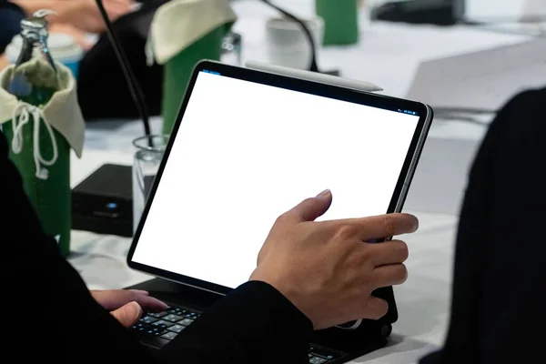 Imagem Mockup Tablet Com Tela Branca Branco Sala Reuniões Mesa — Fotografia de Stock