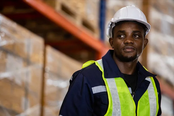 Man Afro Amerikaanse Professionele Werknemer Draagt Veiligheidsuniform Harde Hoed Magazijn — Stockfoto