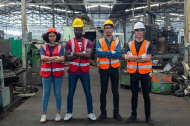 Bir grup mühendis başarılı takım çalışanları fabrikada duruyor. Ekip çalışması teknisyeni müfettişi endüstri işyeri üretiyor. Tam takım endüstriyel fabrika konsepti.