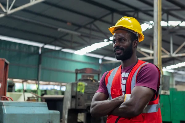 Πορτρέτο Μηχανικής Αρσενικό Αφροαμερικανός Χαρούμενος Χαμογελαστός Εργαζόμενοι Φορούν Κίτρινο Σκληρό — Φωτογραφία Αρχείου