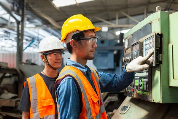 Asiatisk Man Ingenjör Bär Enhetlig Säkerhet Kontrollerar System Maskin Fabriken — Stockfoto