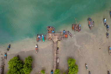 Yerel balıkçı iskelesi, Tayland 'ın Andaman kıyısında. Balıkçı limanı. İskeleye parketmiş köylülerin balıkçı tekneleri. hava görünümü, üst görünüm.