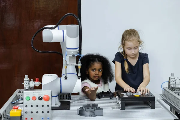Children Girl Caucasoid Girl African American Education Electronic Robotic Arm — Stock Photo, Image
