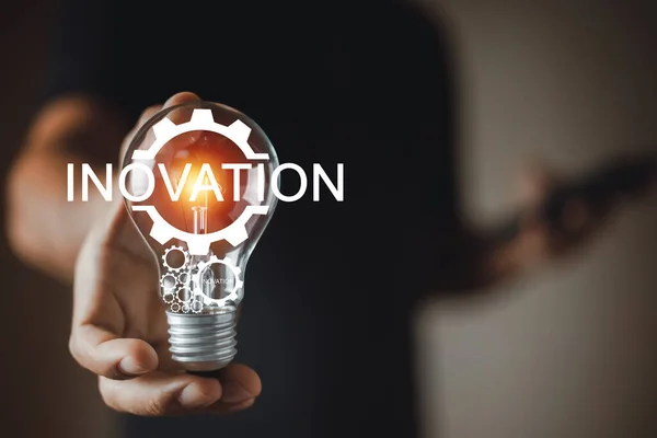 Technologieinnovationskonzept Hand Hält Glühbirnen Mit Innovation Textsymbol Business Learning Inspiriert — Stockfoto