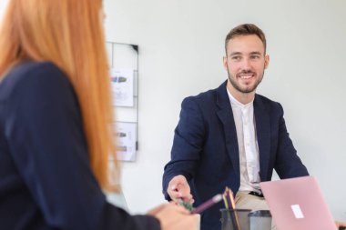 İş adamları ofiste çalışan işçilerin raporlarını okuyor. Takım çalışması profesyonel başarı online başlangıç planlaması. İş yerinde beyin fırtınası toplantısı.